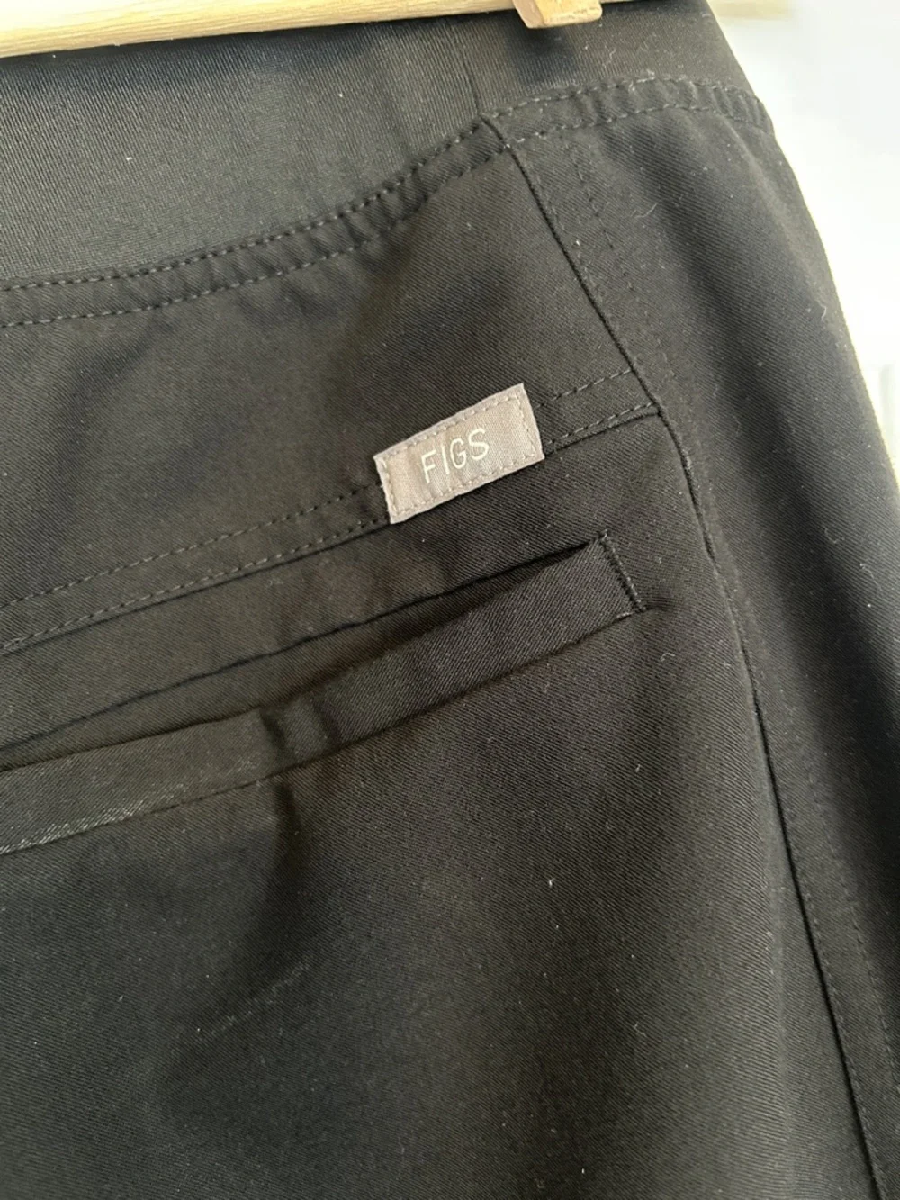 Figs Men's Black Cargo Scrub Pants with Elastic Waisted size small